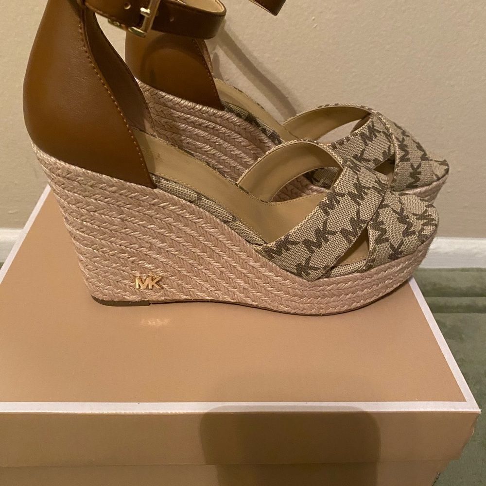 Michael Kors - Picture 2 of 6